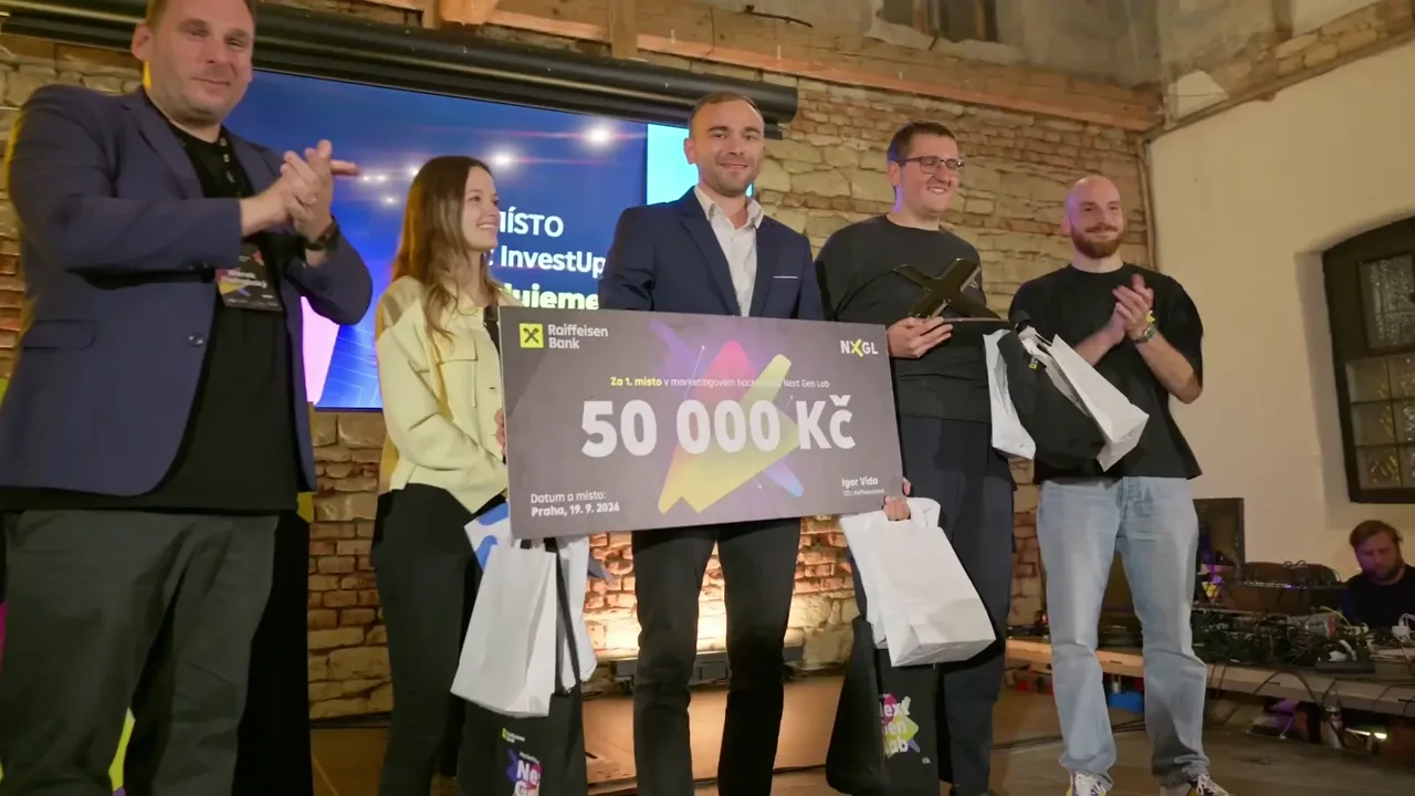 Vítězný tým InvestUP s cenou 50 000 Kč